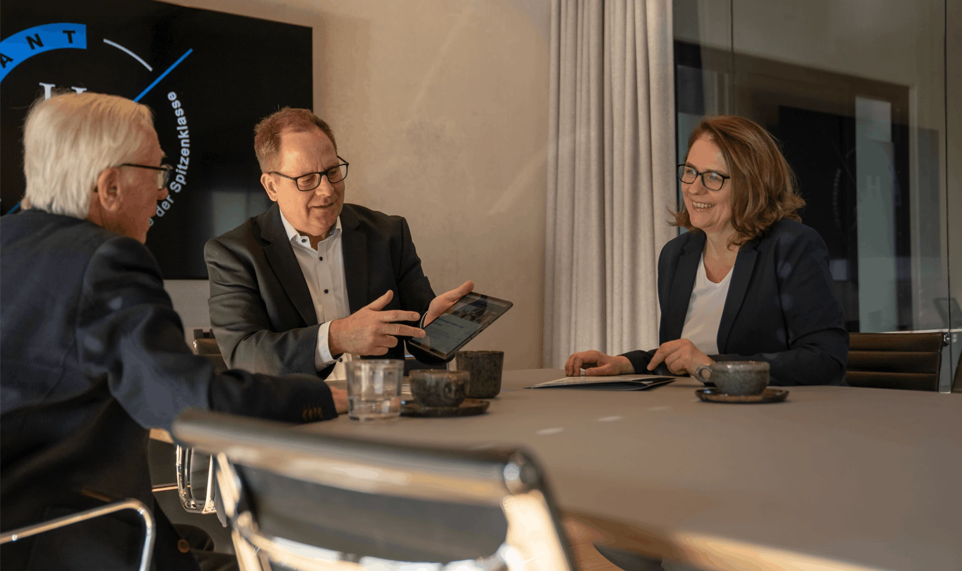 Hubertus Dejl und Ruth Döring von GIANT HR in einer persönlichen Beratungssituation.